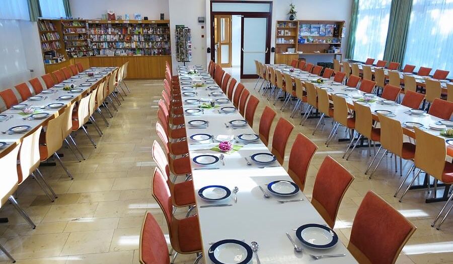 Versammlungssaal mit Bücherecke