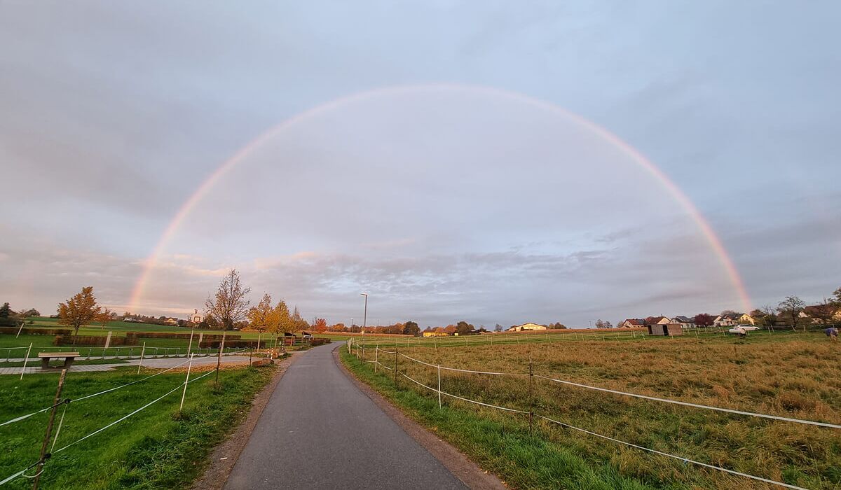 Regenbogen Straße Richtung Häslach